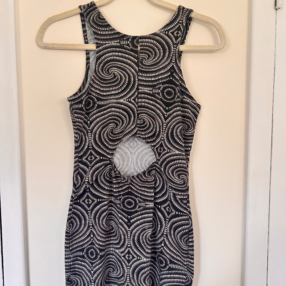 Forever 21 Mini Women Sleeveless Black Patterned Dress
